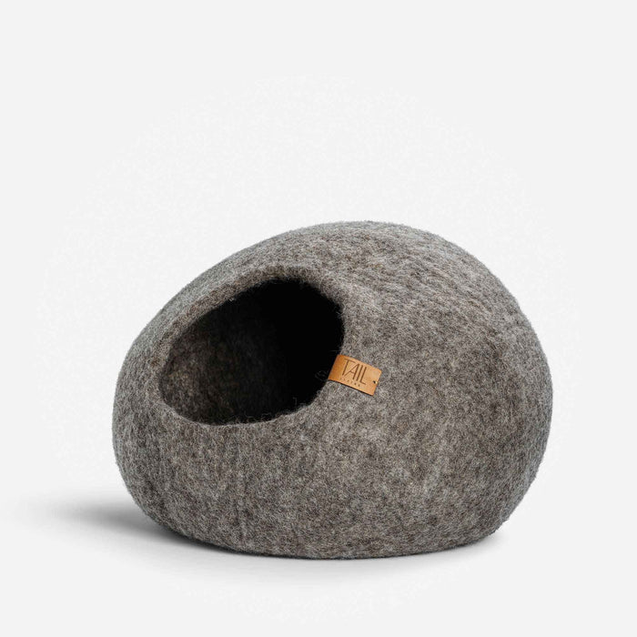Cassius Cat Cave, Medium