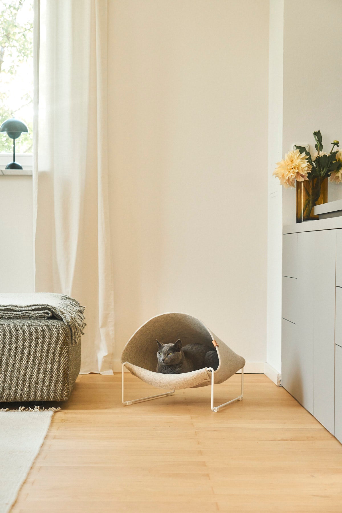 Loggia Cat Cave, Frame White/Felt Beige