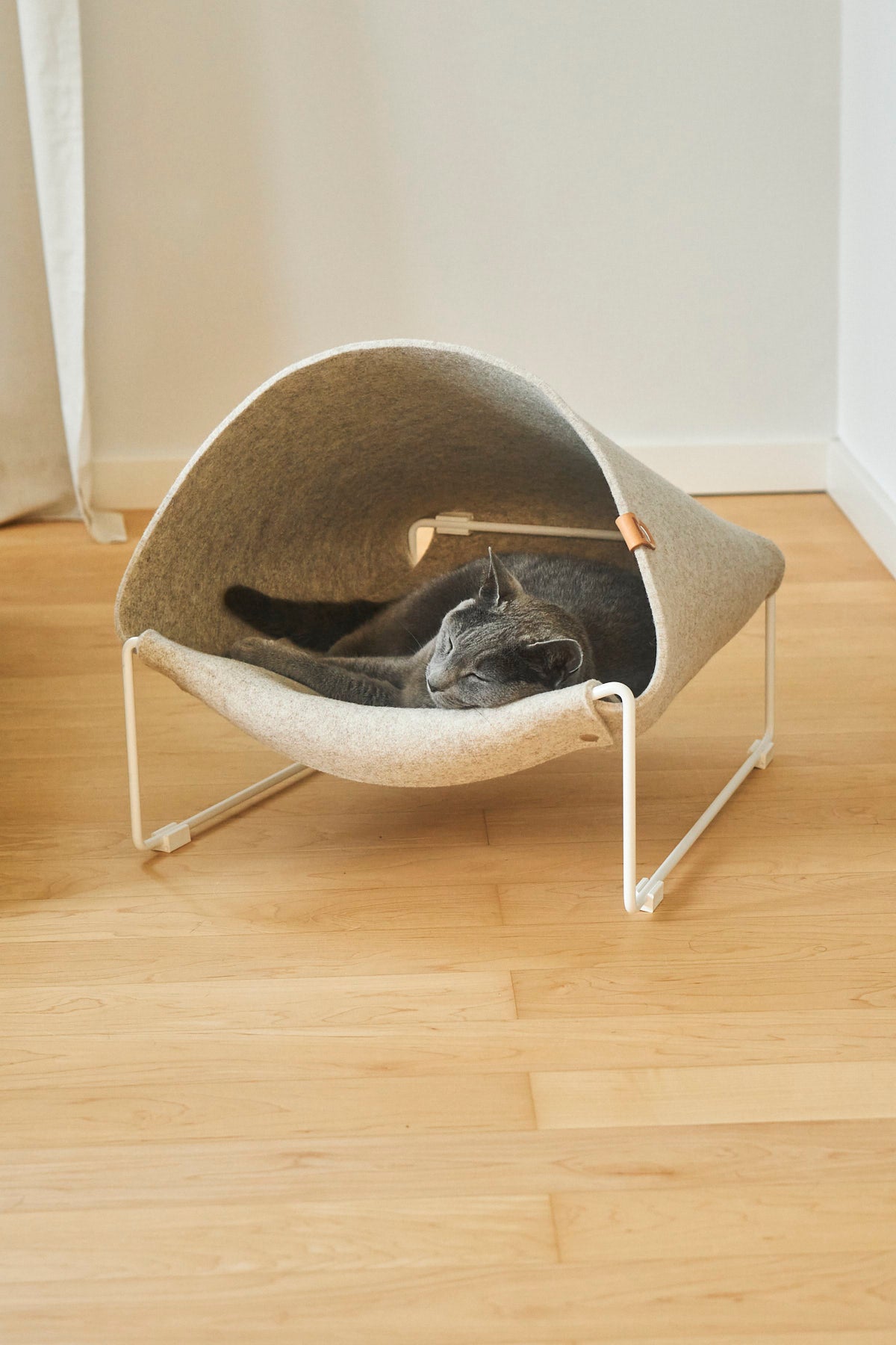 Loggia Cat Cave, Frame White/Felt Beige