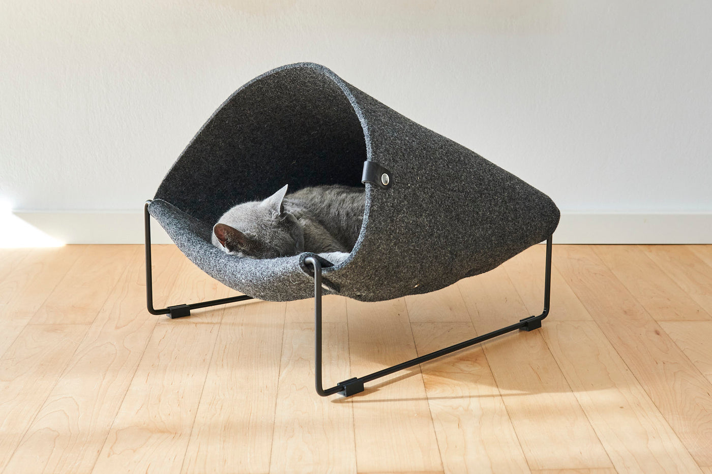 Loggia Cat Cave, Frame Black/Felt Black