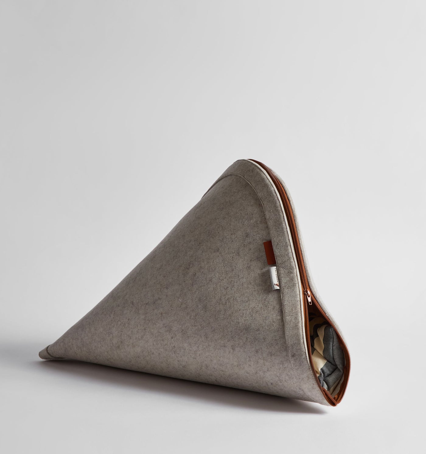 Nooee  felt cat cave in Cream