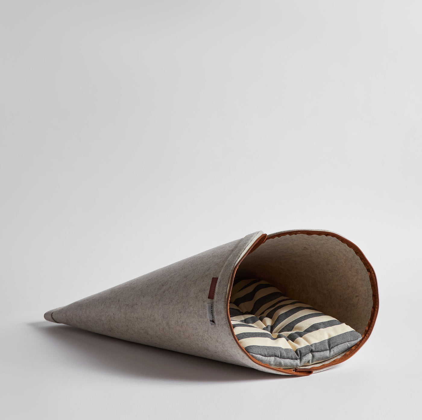 Nooee  felt cat cave in Cream