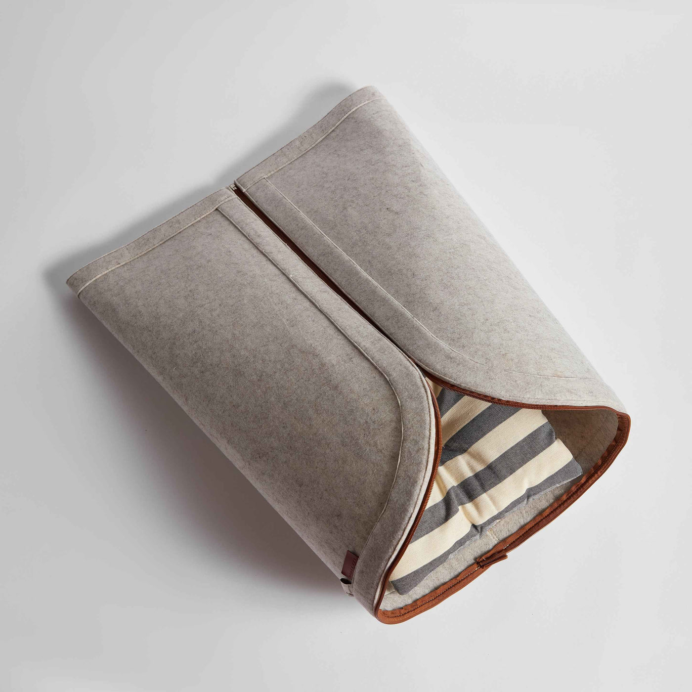 Nooee  felt cat cave in Cream