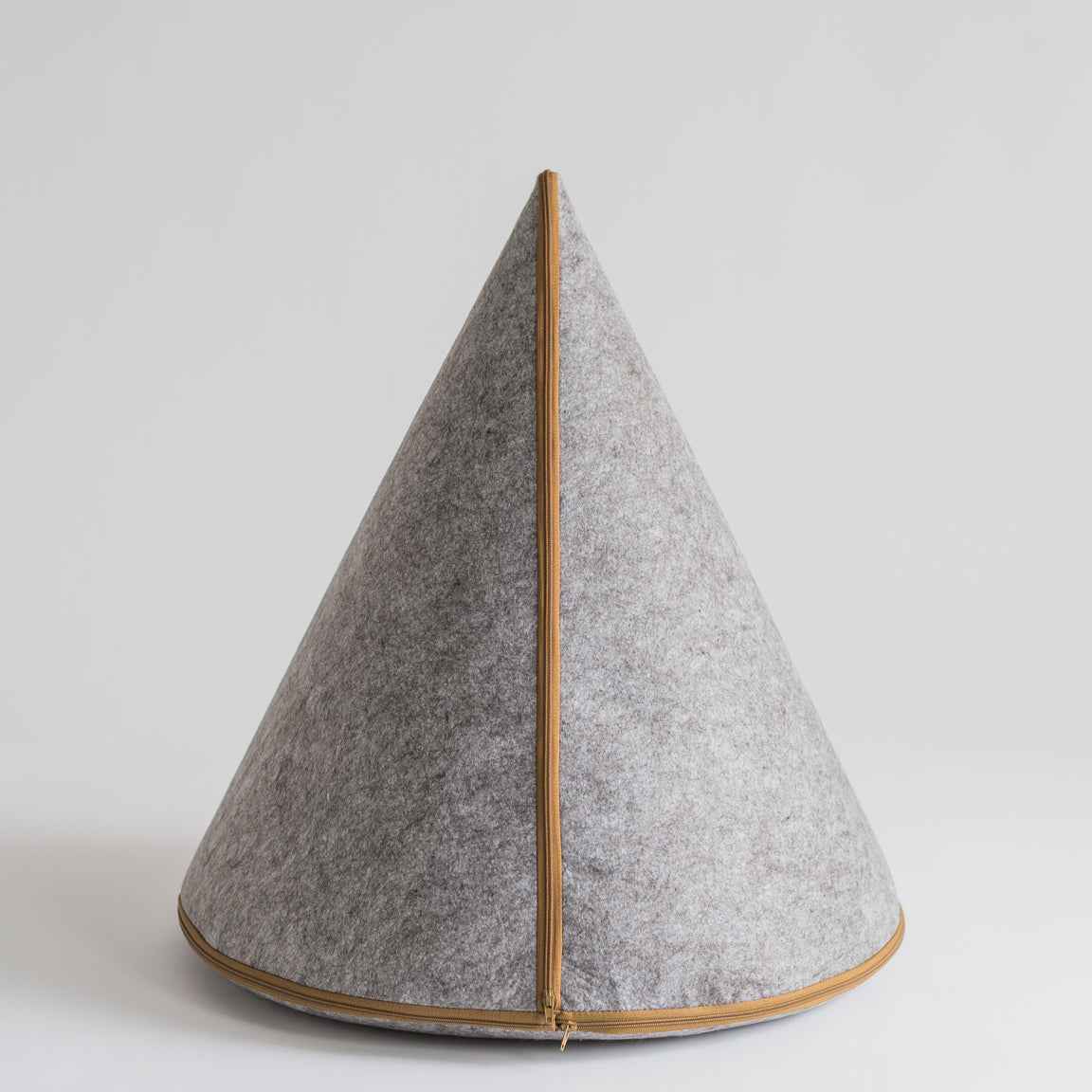 Nooee Bella felt cat cave in Gray, XS size