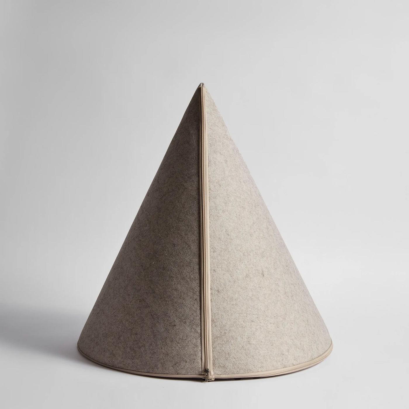 Nooee Lucy felt cat cave in Cream/Brown, M size
