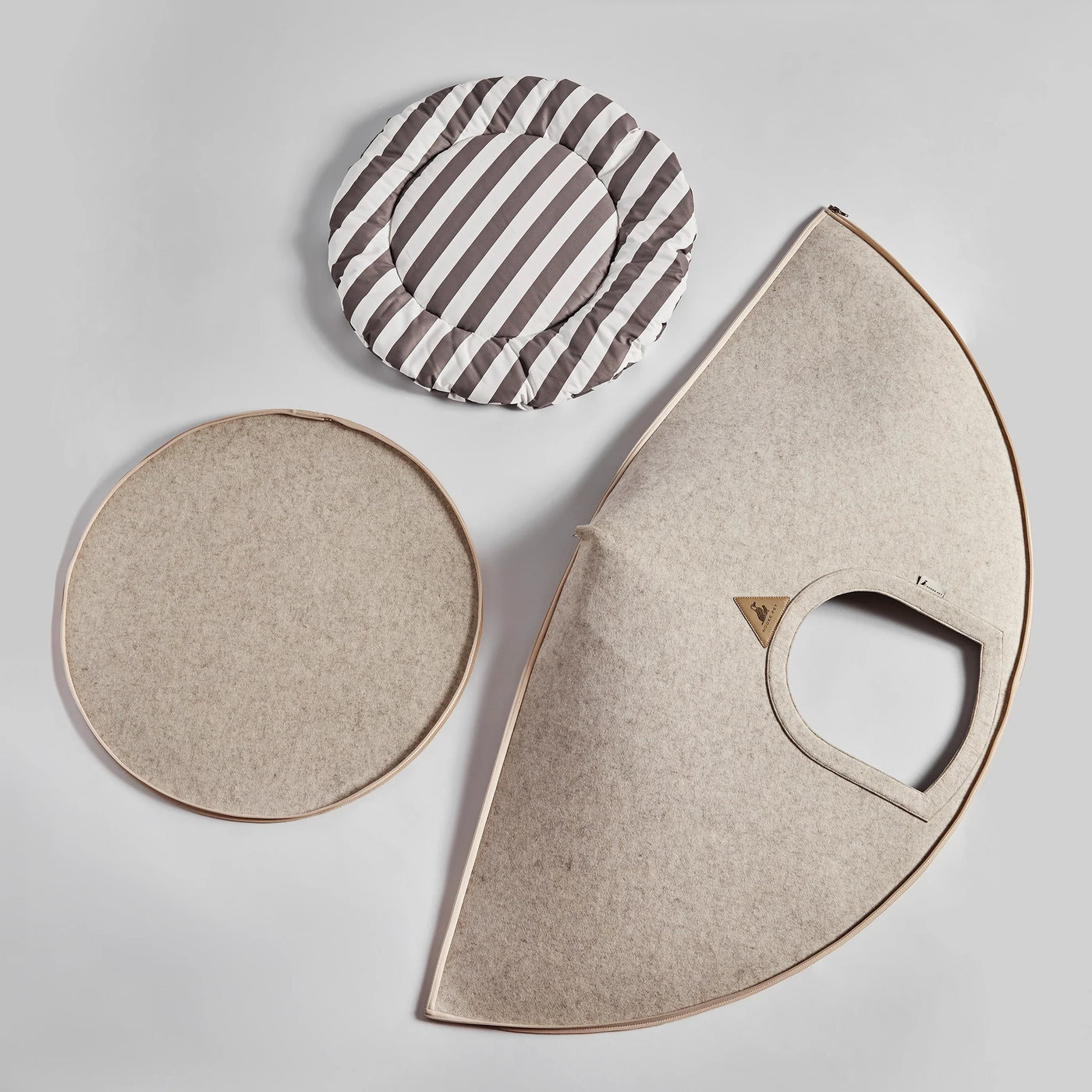 Nooee Lucy felt cat cave in Cream/Brown, M size